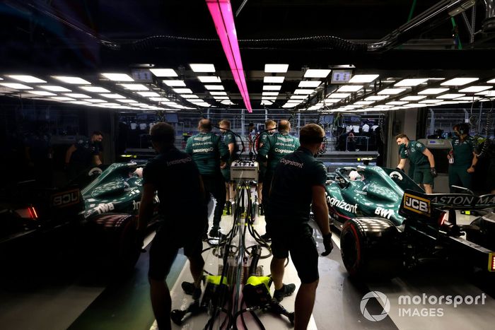 Sebastian Vettel, Aston Martin AMR21, en el garaje