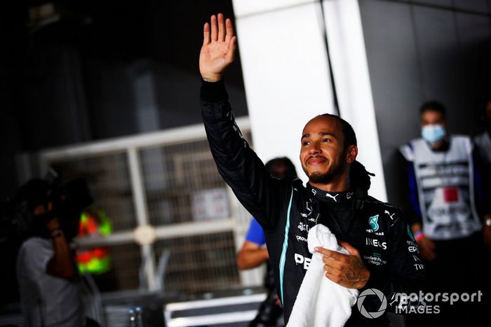 Ganador de la pole position Lewis Hamilton, Mercedes, celebra