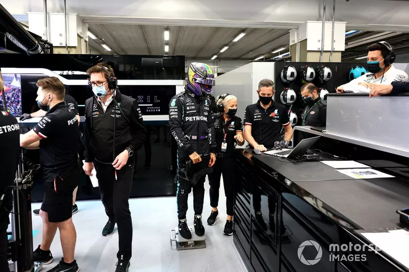 Lewis Hamilton, Mercedes, se pesa en el garaje