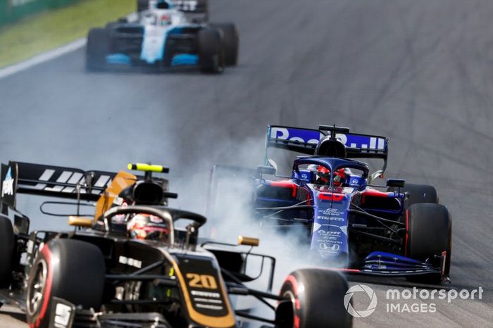 Daniil Kvyat, Toro Rosso STR14, Kevin Magnussen, Haas F1 Team VF-19 
