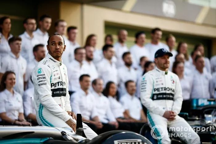 Lewis Hamilton, Mercedes AMG F1, e Valtteri Bottas, Mercedes AMG F1, posano per una foto di gruppo