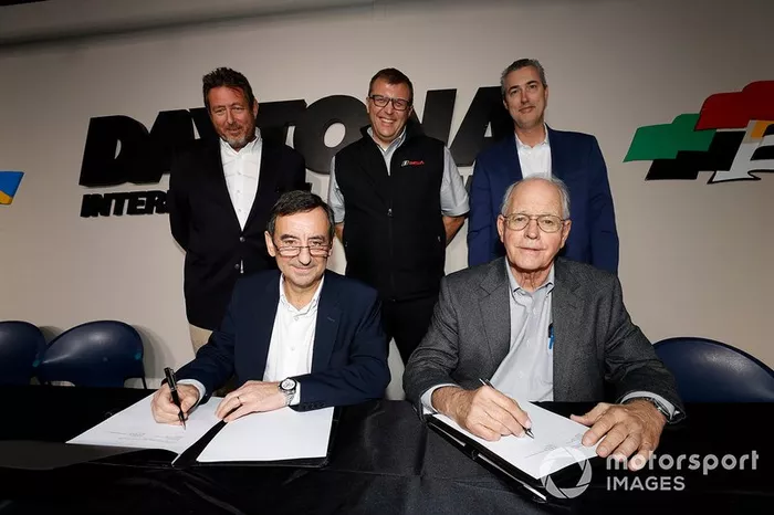 Pierre Fillon, Presidente ACO, Jim France, Chairman IMSA, Gérard Neveu, AD FIA WEC, John Doonan, Presidente IMSA, e Ed Bennett, AD IMSA CEO