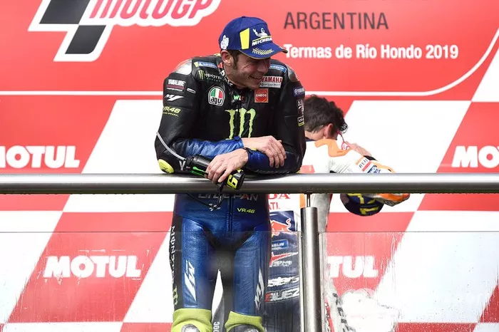 Podio: segundo clasificado Valentino Rossi, Yamaha Factory Racing
