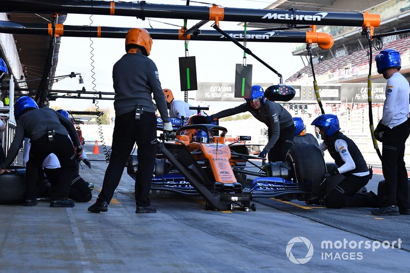 Carlos Sainz Jr., McLaren MCL34 au stand