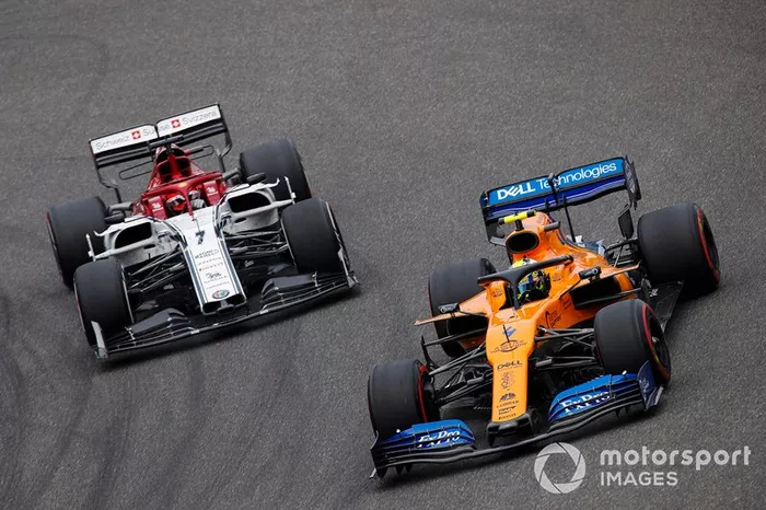 Lando Norris, McLaren MCL34, precede Kimi Raikkonen, Alfa Romeo Racing C38