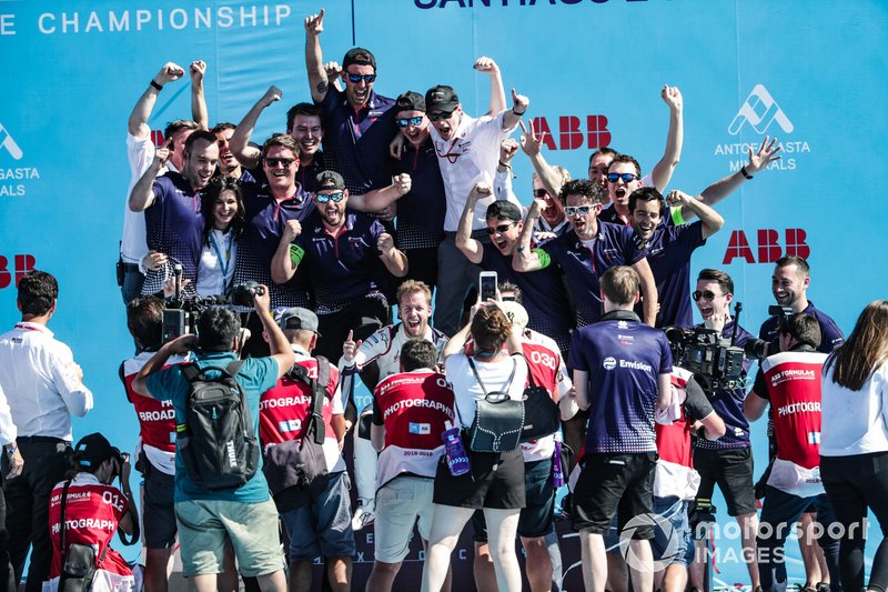 Sam Bird, Envision Virgin Racing, festeggia la vittoria con il team, sul podio