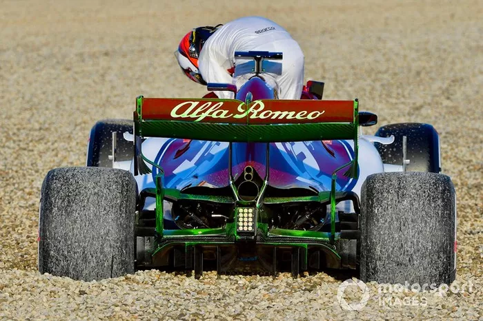 Kimi Raikkonen sale del Alfa Romeo Racing C38