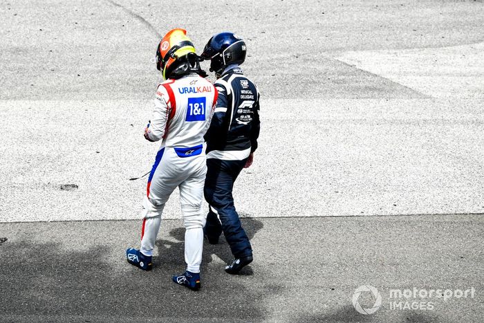 Mick Schumacher, Haas F1, se dirige al coche médico tras su accidente en la FP3