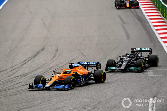 Daniel Ricciardo, McLaren MCL35M, Lewis Hamilton, Mercedes W12