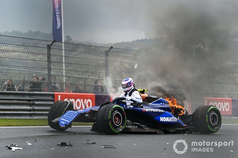 Logan Sargeant, Williams FW46, salta de su coche tras un accidente en la FP3