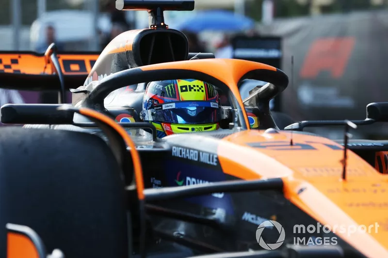 Oscar Piastri, McLaren MCL38, 1ère position, arrive au Parc Ferme
