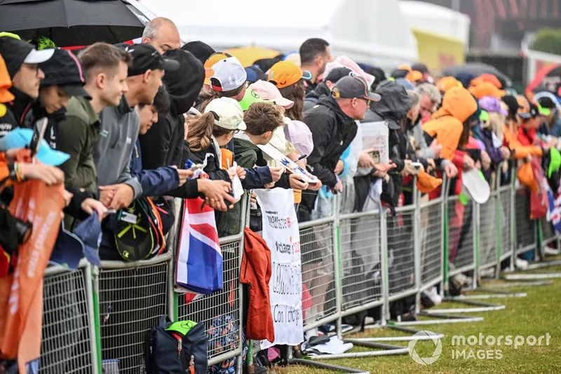 Les fans attendent l'arrivée des pilotes
