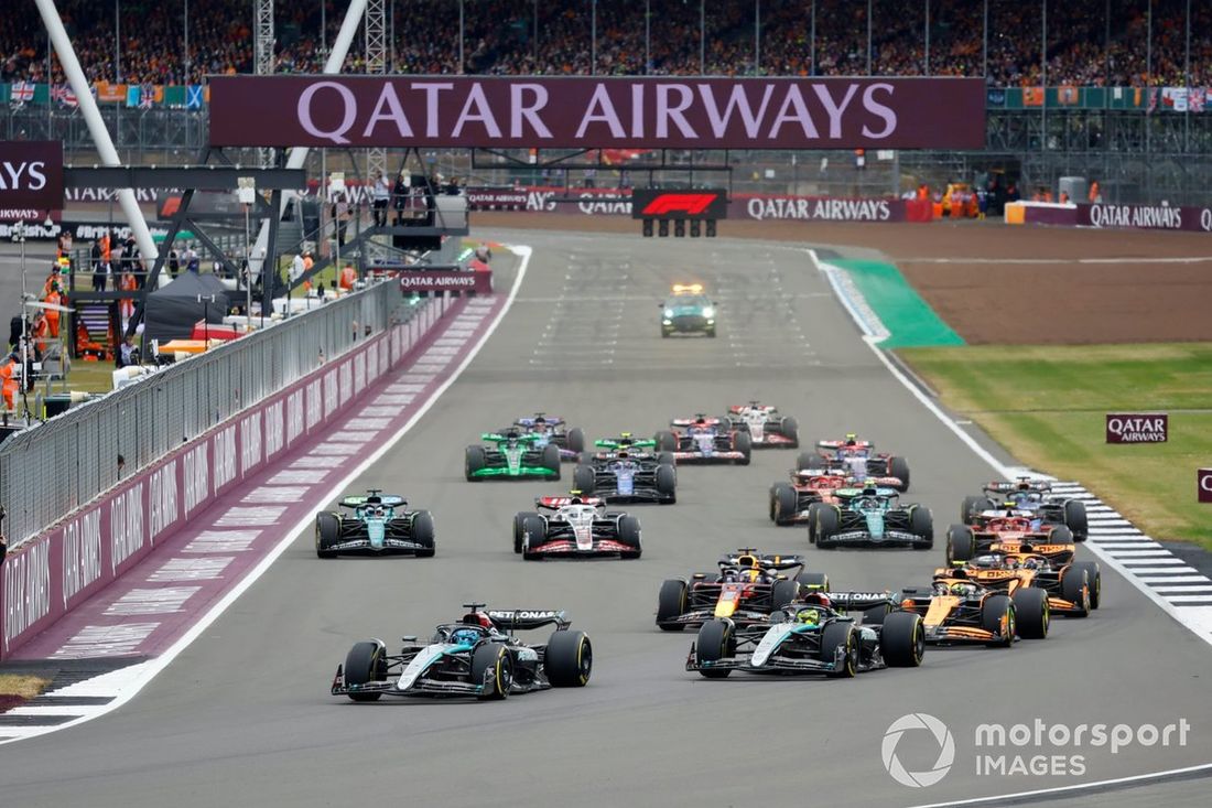 George Russell, Mercedes F1 W15, Lewis Hamilton, Mercedes F1 W15, za nimi Lando Norris, McLaren MCL38, na starcie wyścigu