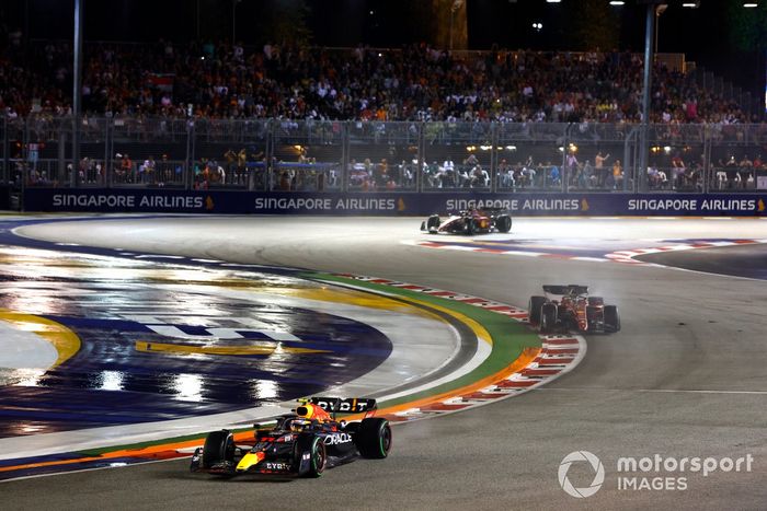 Sergio Pérez, Red Bull Racing RB18 Charles Leclerc, Ferrari F1-75