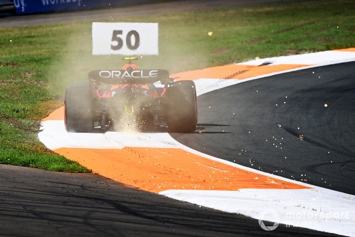 Sergio Pérez, Red Bull Racing RB18, echa chispas