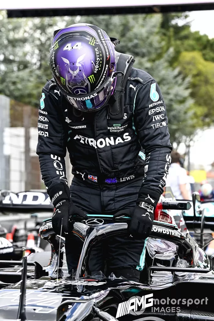 Ganador de la pole Lewis Hamilton, Mercedes, en Parc Ferme