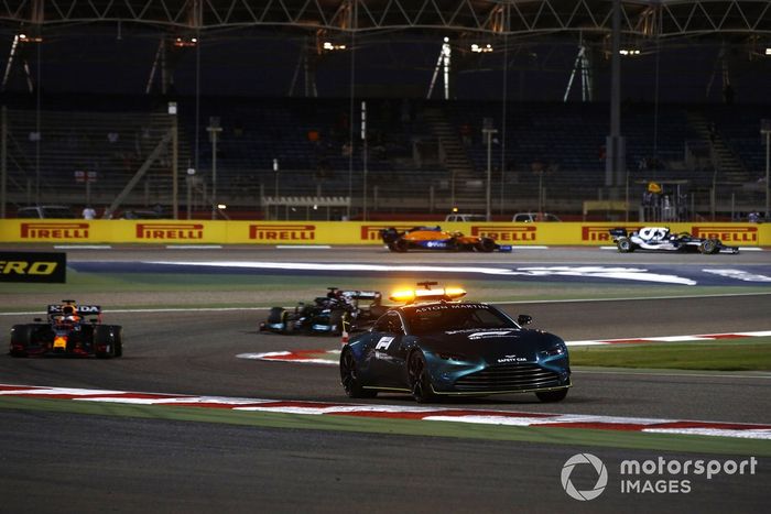 El Aston Martin Vantage Safety Car lidera a Max Verstappen, Red Bull Racing RB16B 