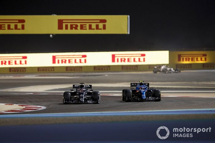 Yuki Tsunoda, AlphaTauri AT02, Esteban Ocon, Alpine A521