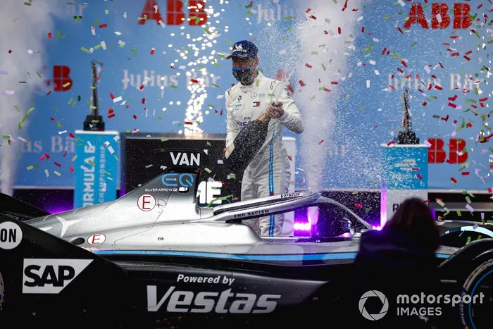 Ganador de la carrera Stoffel Vandoorne, Mercedes-Benz EQ
