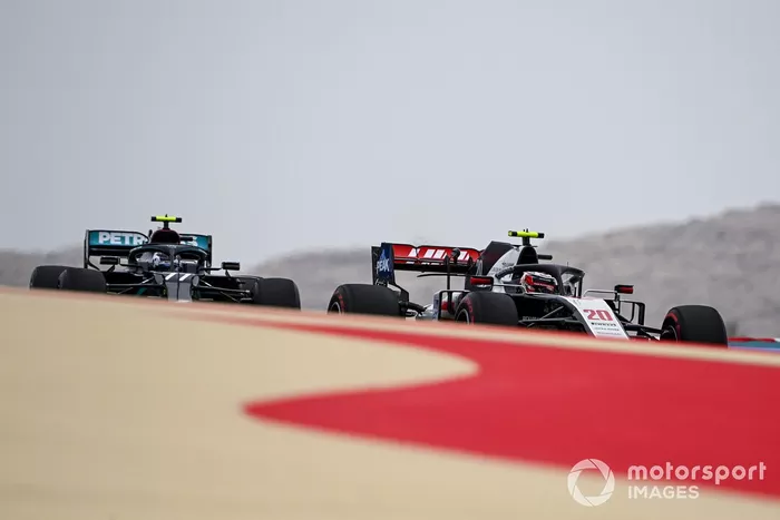 Kevin Magnussen, Haas VF-20, Valtteri Bottas, Mercedes F1 W11
