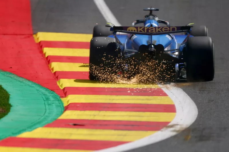 Les étincelles s'envolent derrière Alex Albon et Williams