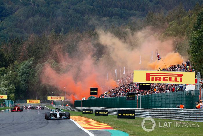 Lewis Hamilton, Mercedes AMG F1 W09, Sebastian Vettel, Ferrari SF71H, en la vuelta de formación