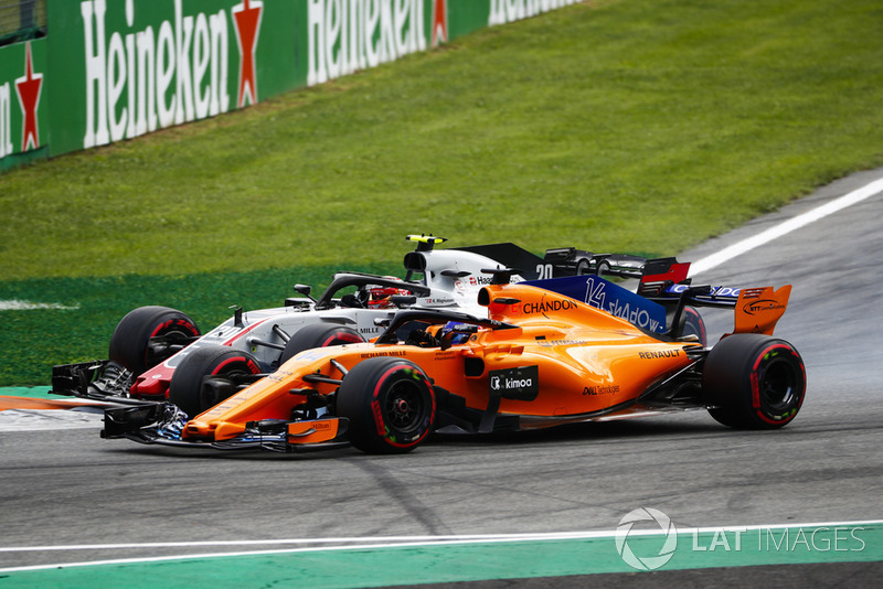 Kevin Magnussen, Haas F1 Team VF-18, et Fernando Alonso, McLaren MCL33, luttent roue dans roue