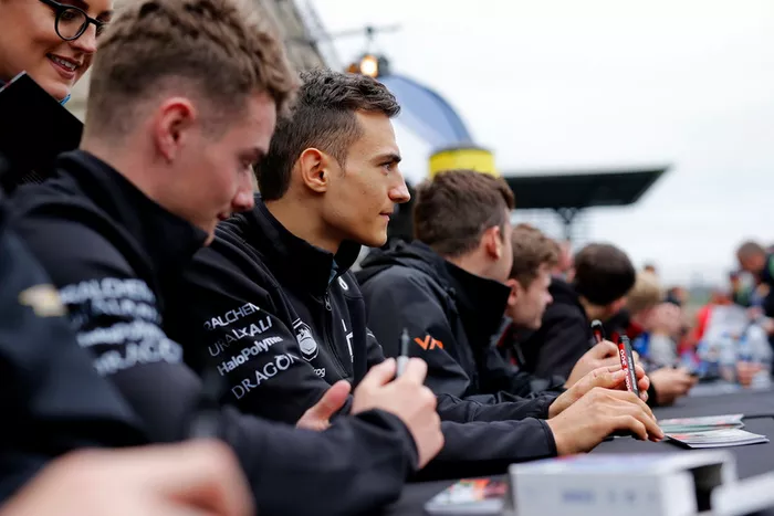 Sessione autografi, Alex Palou, Hitech Bullfrog GP Dallara F317 - Mercedes-Benz