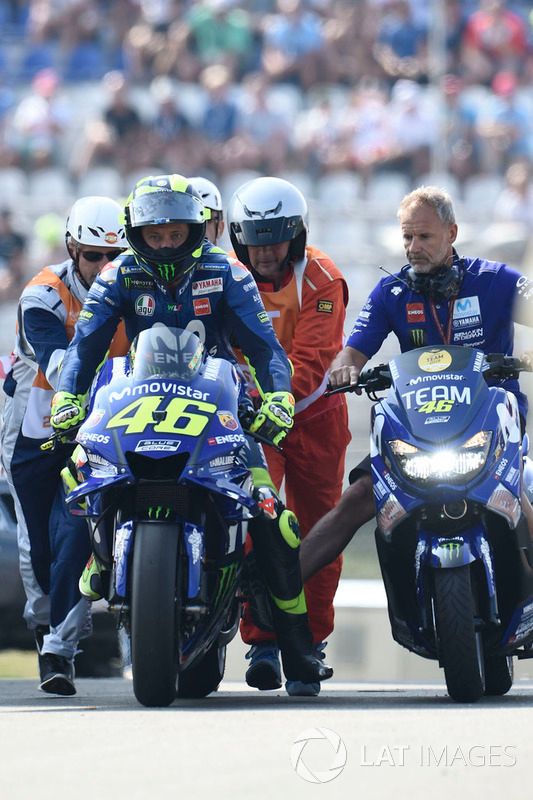 Valentino Rossi, Yamaha Factory Racing, siendo remolcado