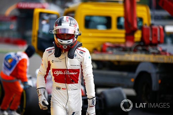 Charles Leclerc, Sauber C37, tras el accidente con Fernando Alonso, McLaren