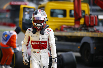 Charles Leclerc, Sauber C37, abandonne après avoir été percuté par Fernando Alonso, McLaren