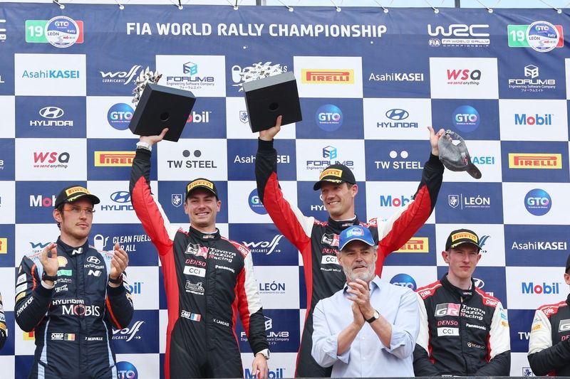 Podio: Ganadores Sébastien Ogier, Vincent Landais, Toyota Gazoo Racing WRT Toyota GR Yaris Rally1