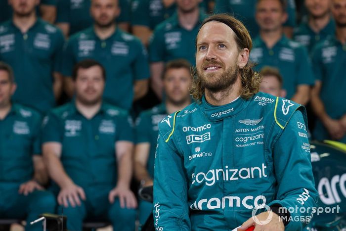 Sebastian Vettel, Aston Martin, con el equipo Aston Martin para la foto de equipo de final de temporada