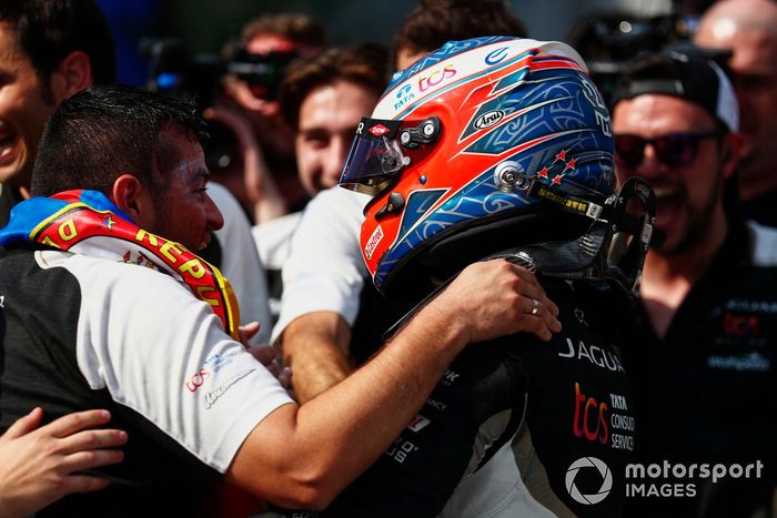 Mitch Evans, Jaguar Racing , 1ª posición, celebra con su equipo