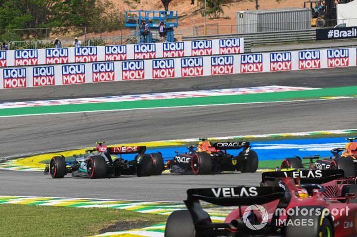 Max Verstappen, Red Bull Racing RB18, choca con Lewis Hamilton, Mercedes W13