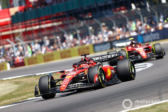Charles Leclerc, Ferrari SF-23, sufre Carlos Sainz, Ferrari SF-23