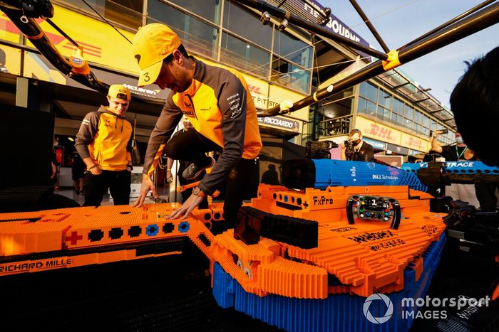 Daniel Ricciardo, McLaren, Lando Norris, McLaren, con un coche de Lego