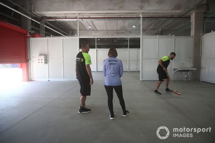 Garaje vacío del pit jueves