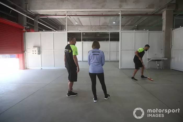 Garaje vacío del pit jueves