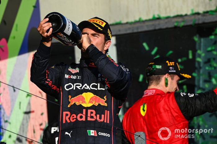 Sergio Pérez, Red Bull Racing, segundo, celebra con champagne en el podio