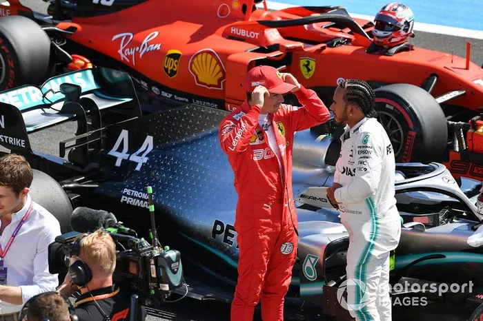 Charles Leclerc, Ferrari con el ganador de la pole Lewis Hamilton, Mercedes AMG F1