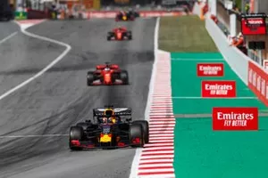 Max Verstappen, Red Bull Racing RB15, voor Sebastian Vettel, Ferrari SF90