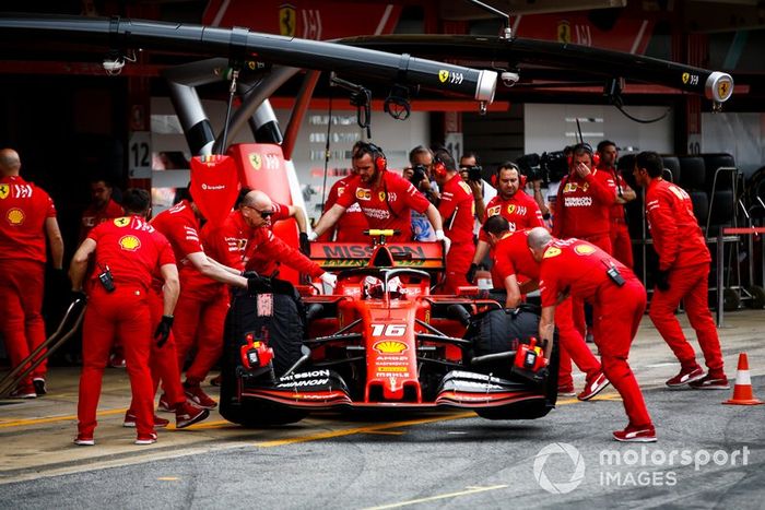 Charles Leclerc, Ferrari SF90, torna al garage