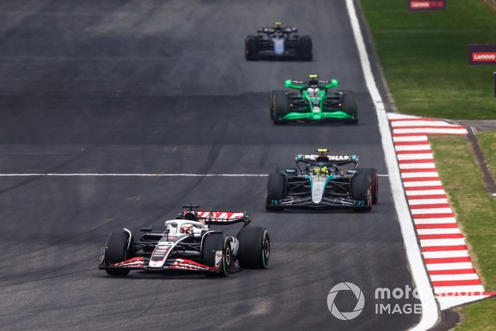 Kevin Magnussen, Haas VF-24 Lewis Hamilton, Mercedes F1 W15