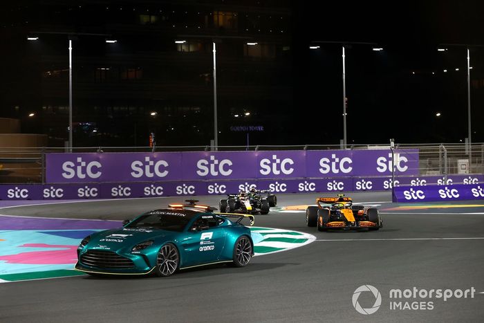 El Coche de Seguridad Lando Norris, McLaren MCL38, Max Verstappen, Red Bull Racing RB20, Lewis Hamilton, Mercedes F1 W15