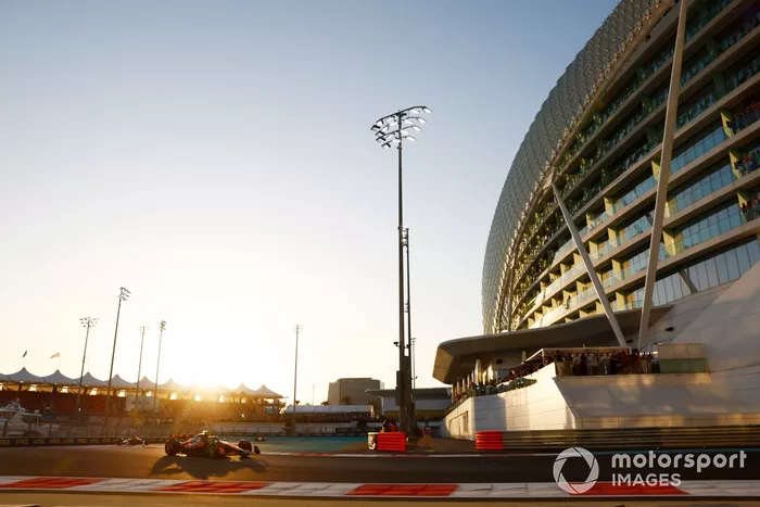 Oscar Piastri, McLaren MCL38, Carlos Sainz, Ferrari SF-24, en la vuelta de formación.