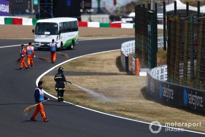 Alguaciles y bomberos trabajan para barrer la pista y humedecer el césped