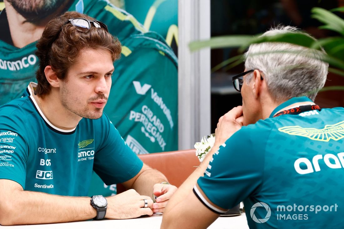 Felipe Drugovich, piloto reserva del equipo Aston Martin F1, habla con Mike Krack, director del equipo Aston Martin F1. 