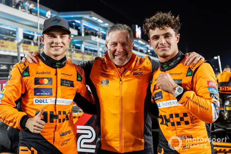 Oscar Piastri, McLaren F1 Team, 1ère position, Zak Brown, CEO, McLaren Racing, et Lando Norris, McLaren F1 Team, 2ème position, célèbrent après le sprint.