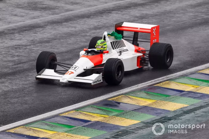 Lewis Hamilton conduce el McLaren MP4/5B de Ayrton Senna